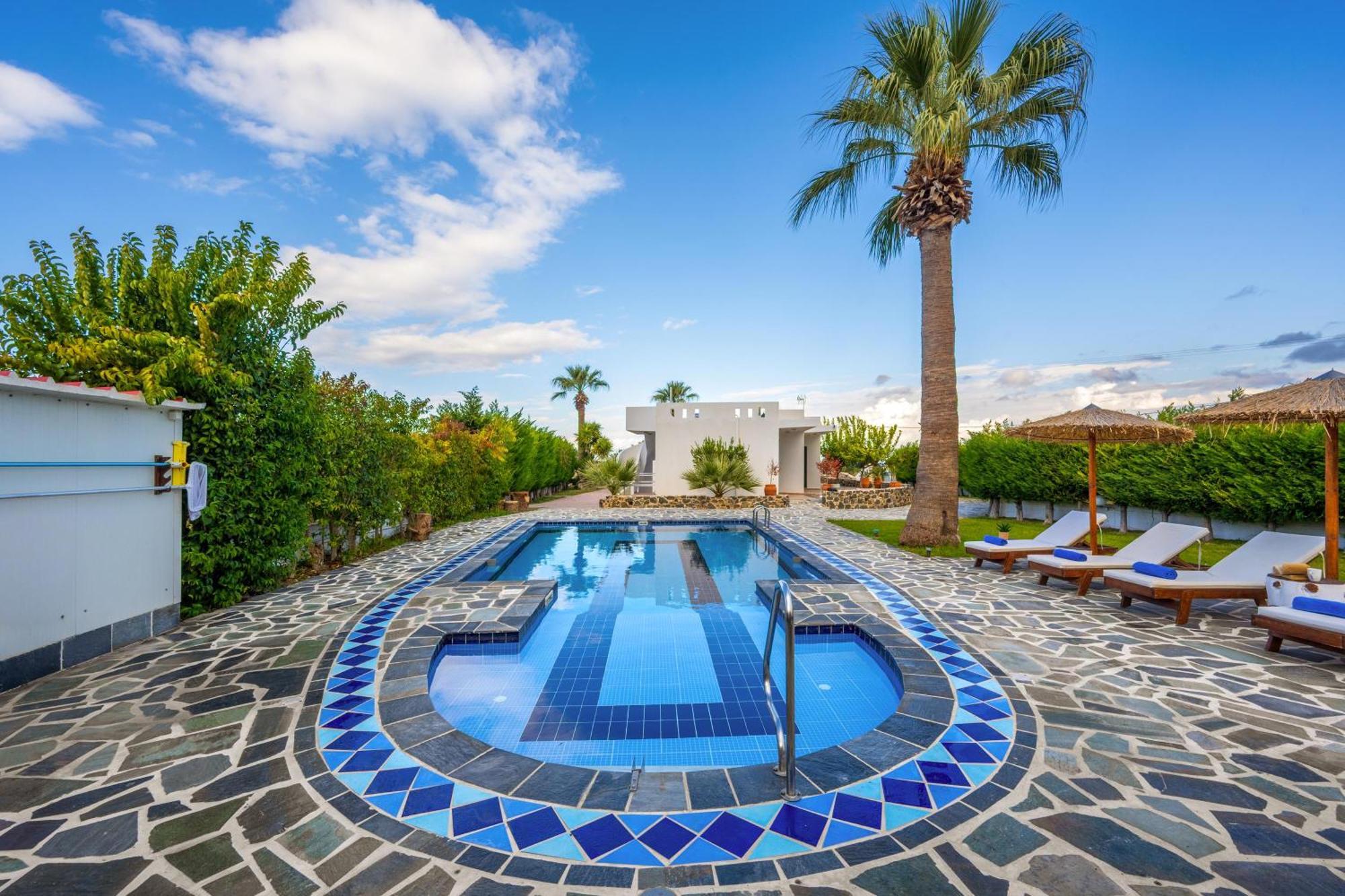 Villa Palmeras Soroni ภายนอก รูปภาพ